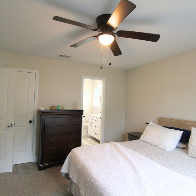 Building Photo - 3 Bedroom with extra Office Space Availabl...