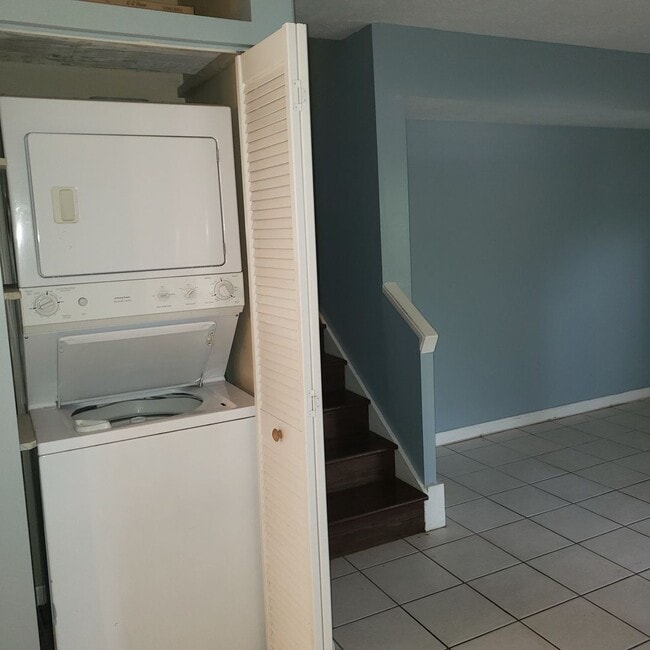 Building Photo - Nice 2bed and 1.5 bath townhouse near USF