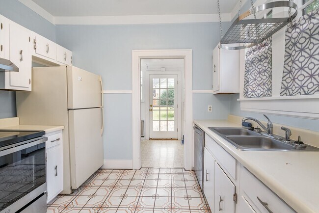 Building Photo - $2,700/month | 3 Bed | 2 Bath | ~1,592 Sq ...
