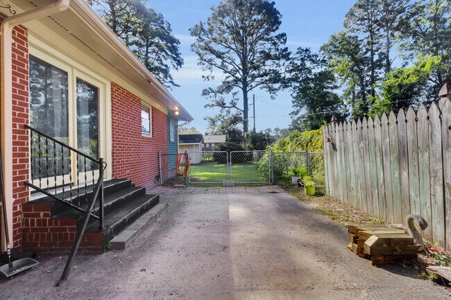 Building Photo - 2307 Woodland Ave