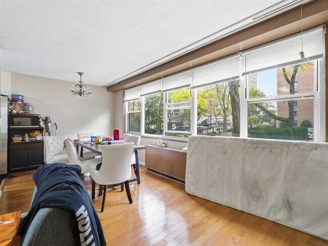 Building Photo - 201 St Pauls Ave