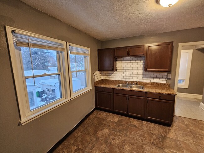 Building Photo - 4915 E 109th St