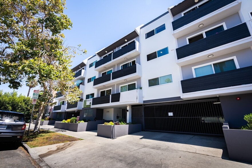 Building Photo - 616 North Sweetzer Avenue