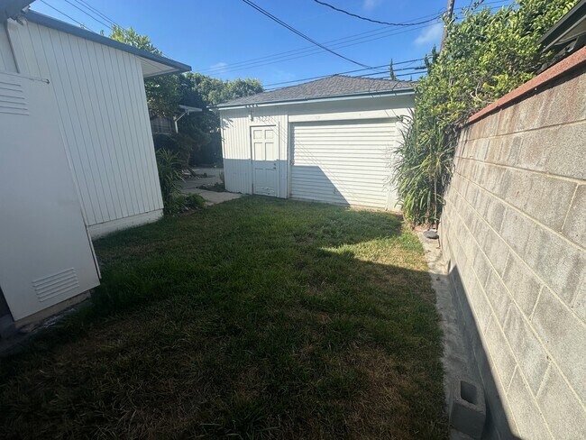 Building Photo - 3169 S Bentley Ave