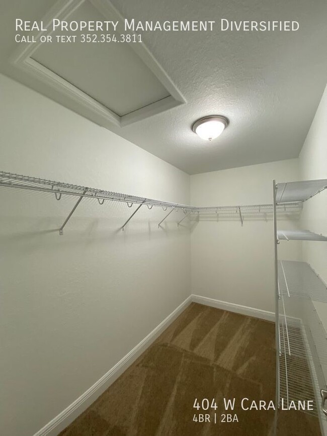 Building Photo - 404 W Cara Ln