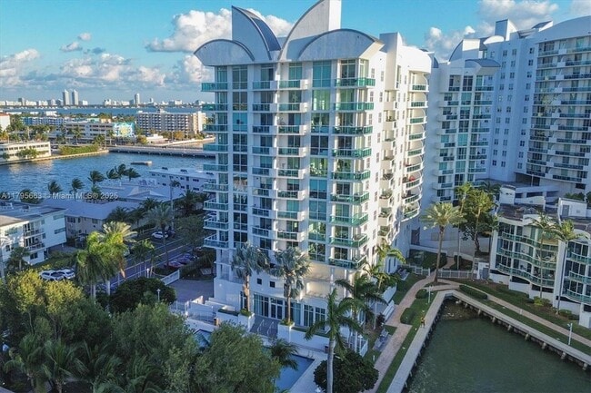 Building Photo - 7910 Harbor Island Dr