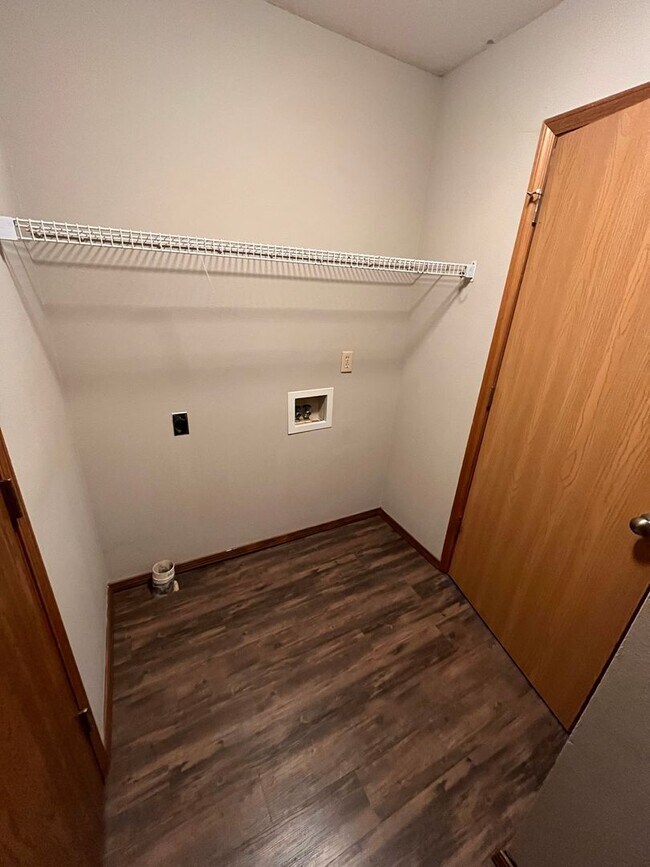 Building Photo - d4138mir