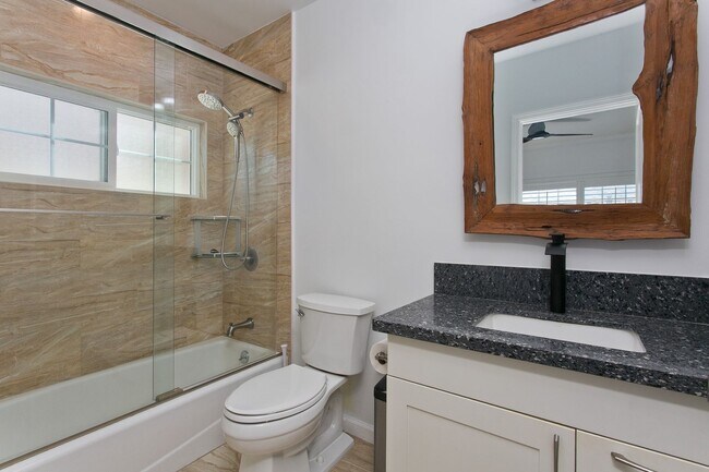 Building Photo - Diamond Head - Pet friendly - furnished 3 bedroom home with garage! Available now!