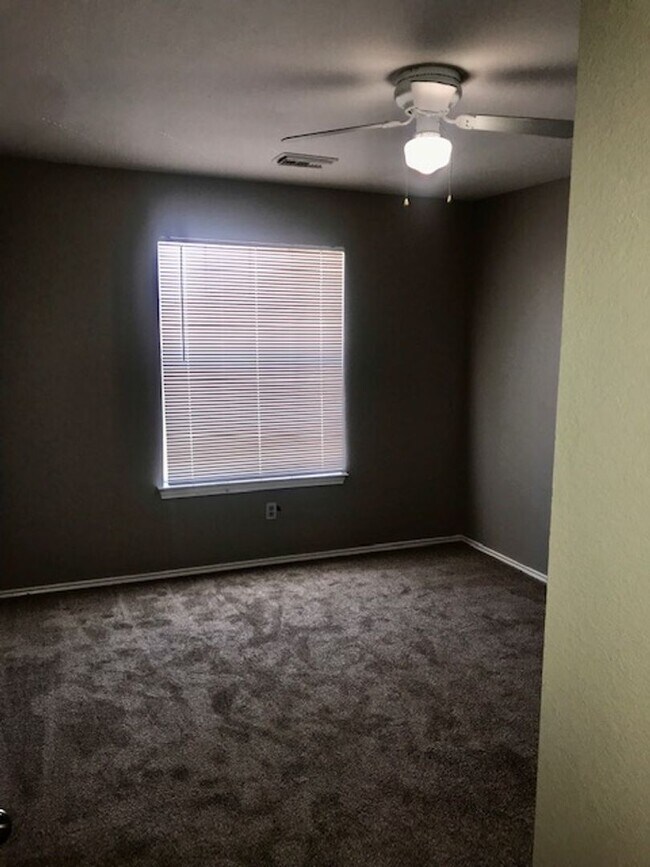 Building Photo - Wonderful 3 bedroom 2 bath Duplex