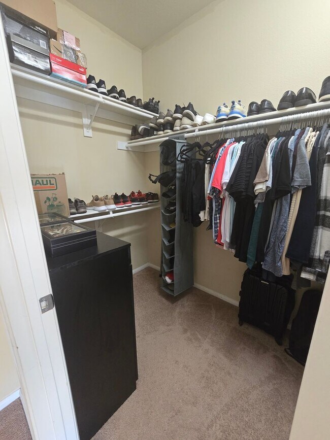 Building Photo - 3 Bedroom 2 Bath located in Mountain View DHS