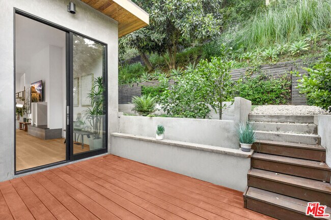 Building Photo - 727 N Beverly Glen Blvd