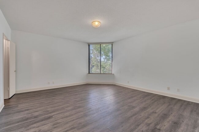 Building Photo - 6666 Brookmont Terrace