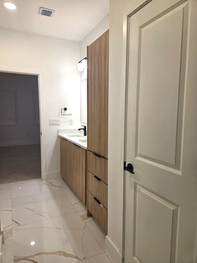 Building Photo - 4/2 in Villa Pass