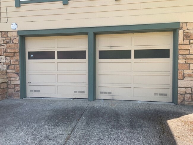Building Photo - Updated 3 bedroom 2 bathroom Single Family...