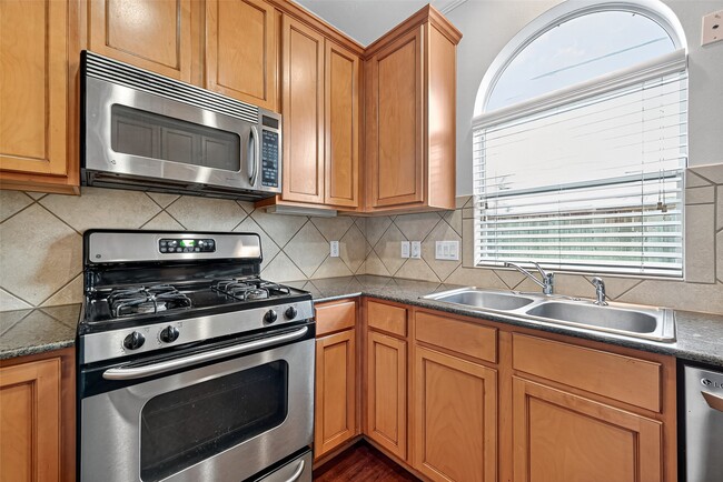 Building Photo - 6222 Skyline Dr