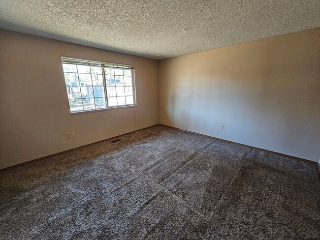 Building Photo - Roomy Ranch in Gladstone