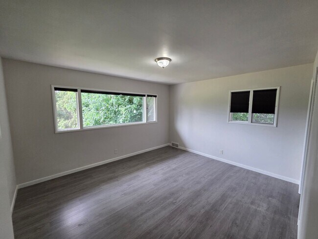 Building Photo - 4 Bed 2 Bath Golf Course Living