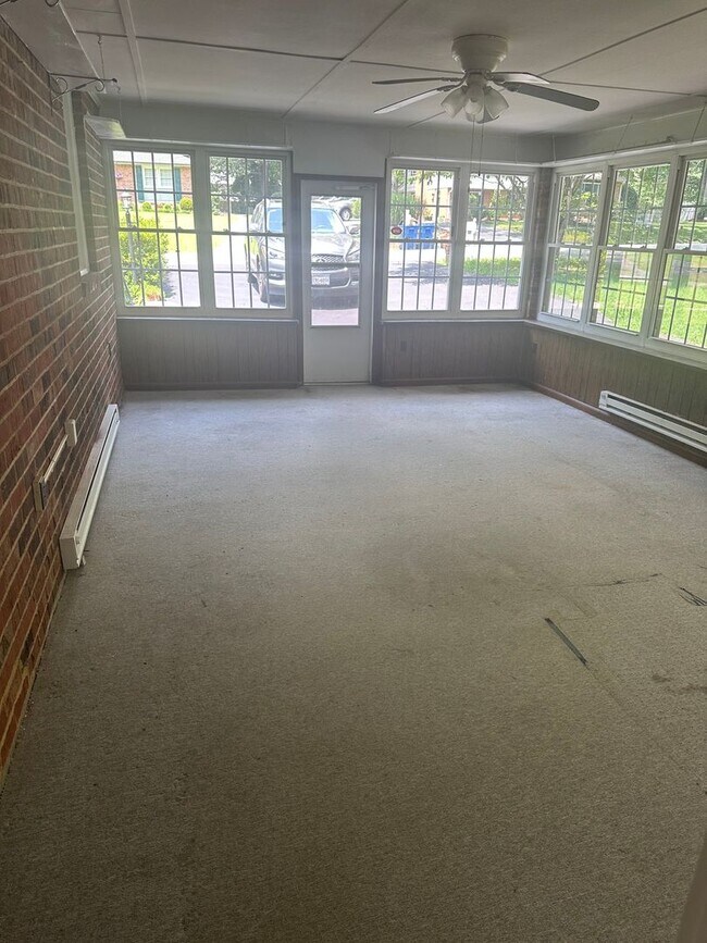 Building Photo - 3 Bed/3 Bath