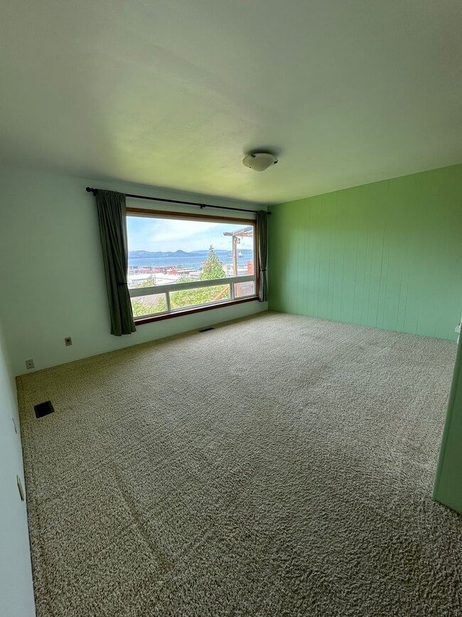 Building Photo - COMING SOON! - 3 Bed 1 Bath Home