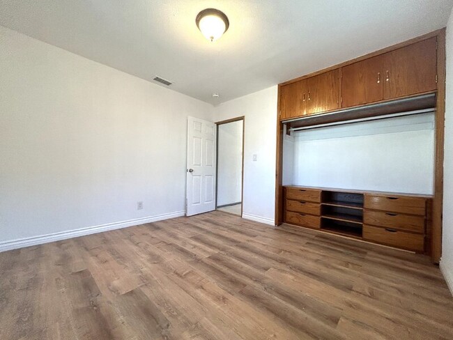 Building Photo - 439 W Buckthorn St