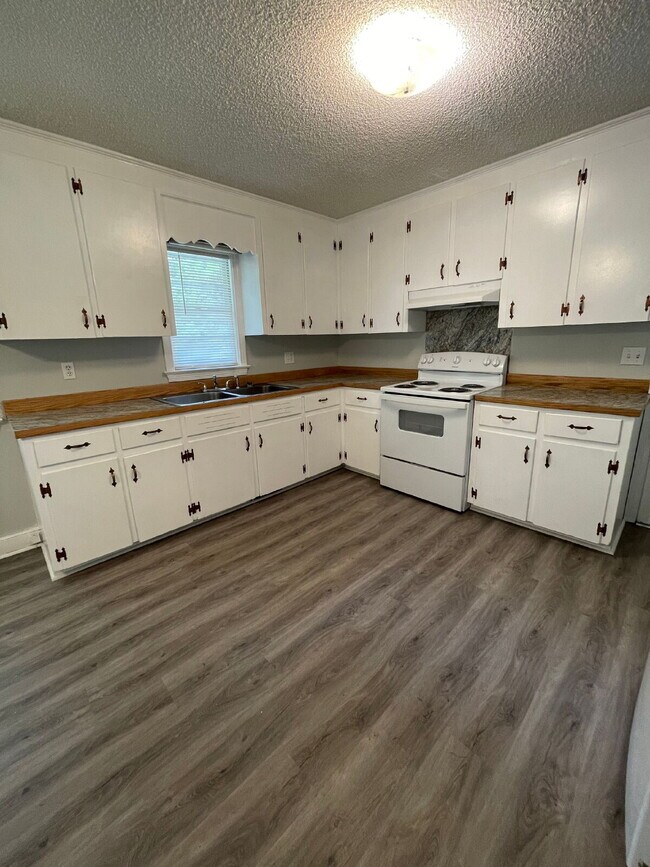 Building Photo - ADORABLE BRICK RANCH IN LAGRANGE *3 BR, 1 BA* NEWLY RENOVATED