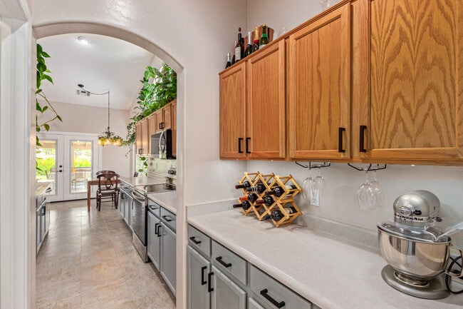Building Photo - 543 S Wildrose