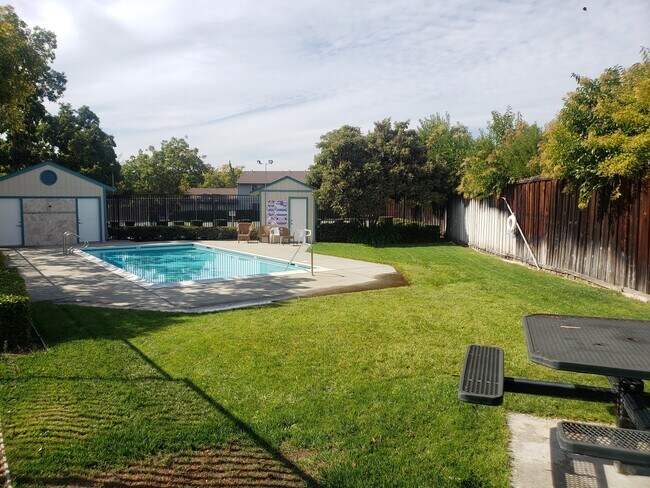 Building Photo - 3646 Silver Oaks Way