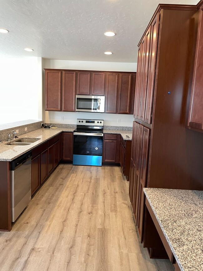 Building Photo - Newer 2-bedroom Townhome
