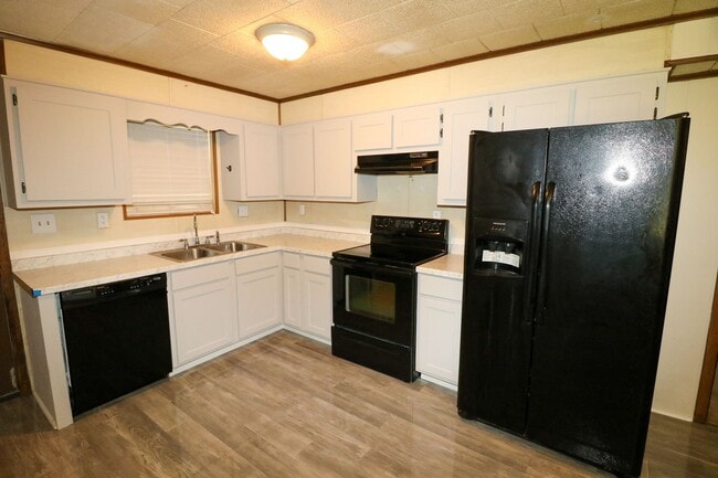 Building Photo - Cute Home Close to Town