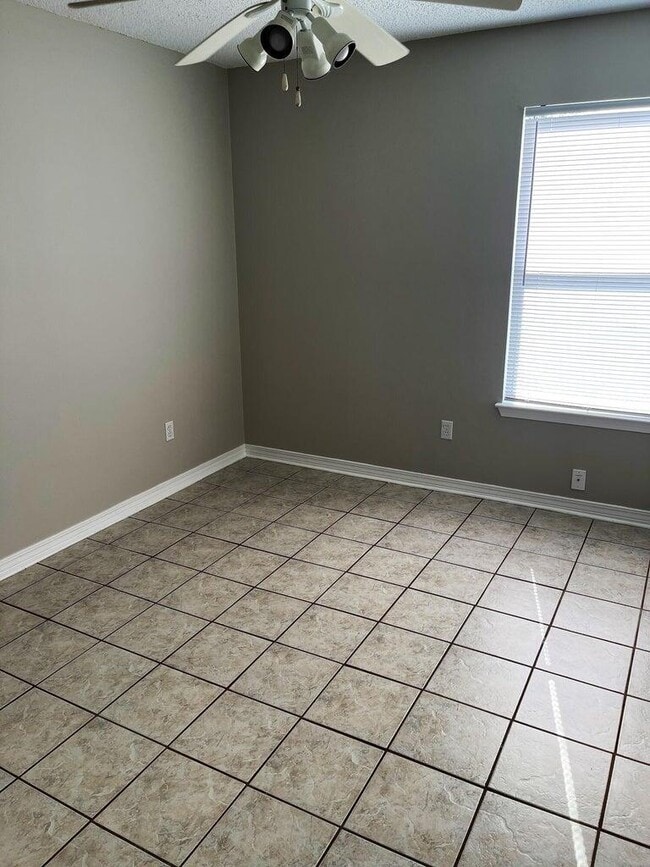 Building Photo - 1888 Bayou Dr