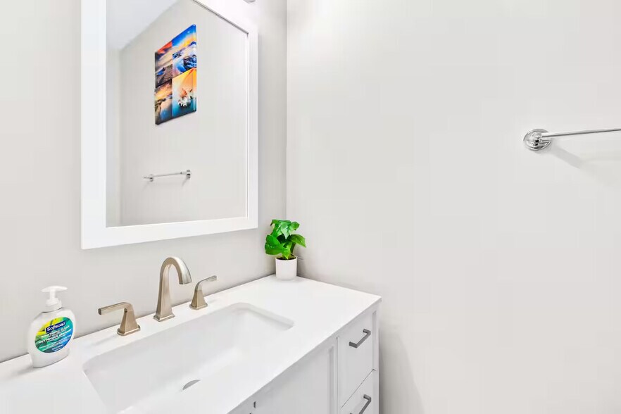 Building Photo - Room in Townhome on Mobley St