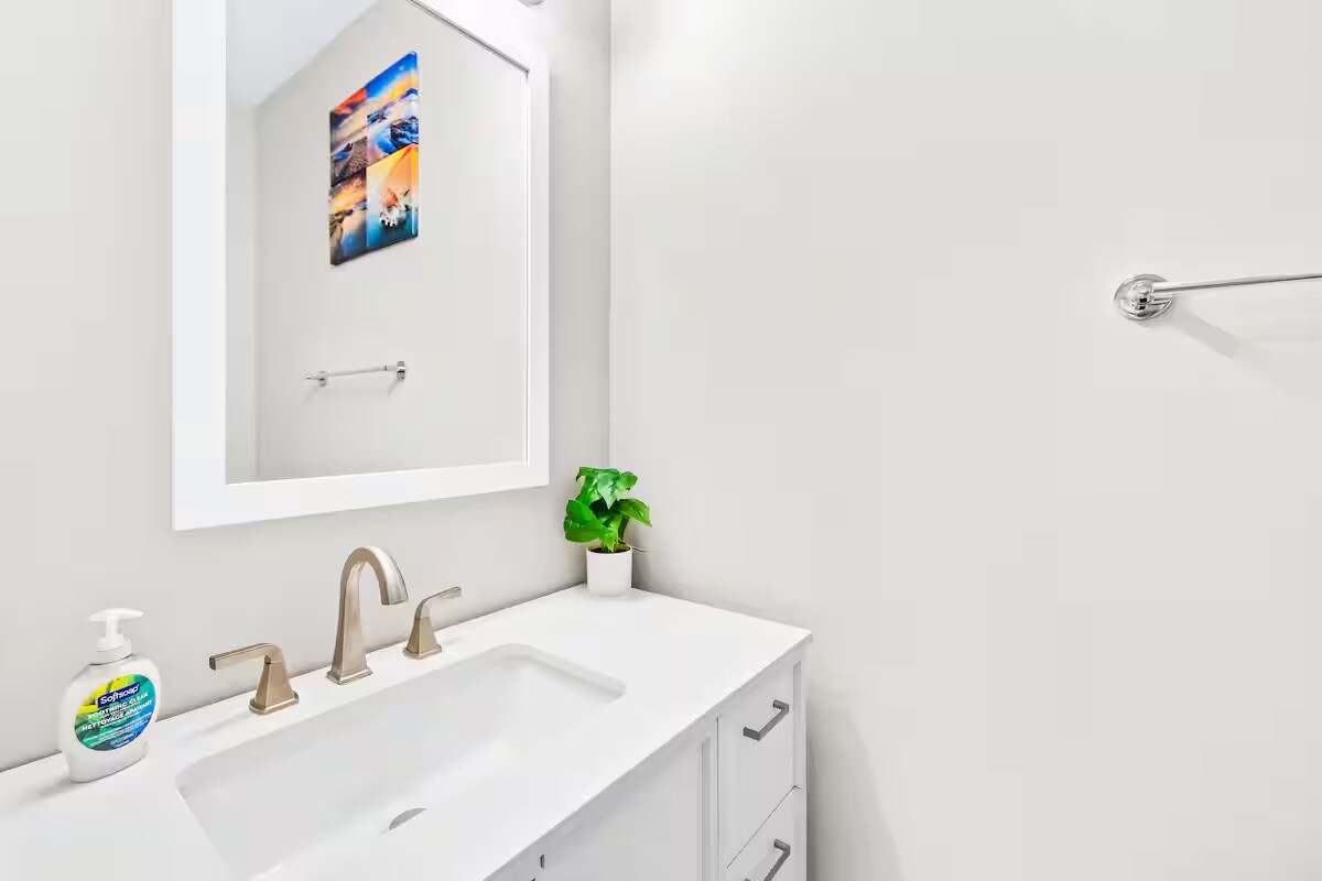 Building Photo - Room in Townhome on Mobley St