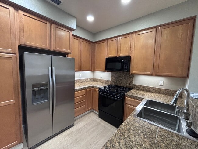 Building Photo - Willow Glen- Beautiful corner unit townhome with a private backyard