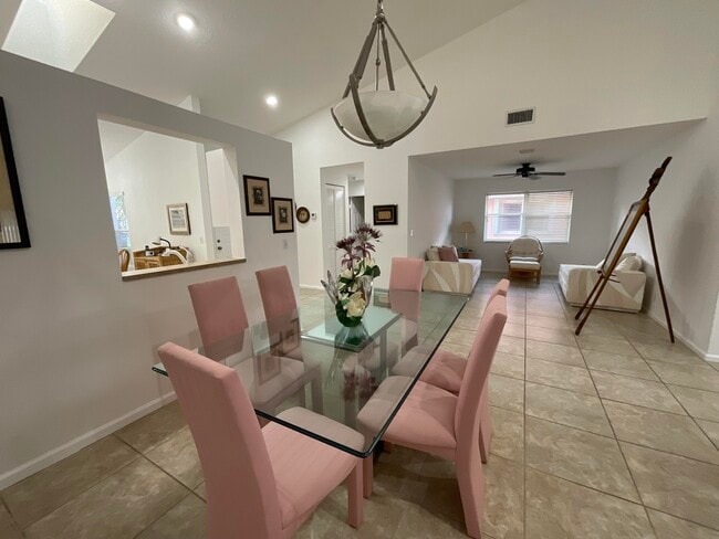 Building Photo - 5570 Royal Lake Cir