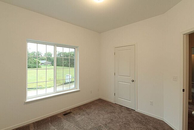 Building Photo - 4 Bedroom, 3 bath close to University.