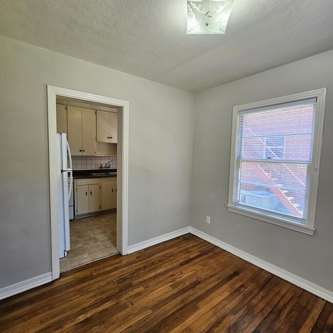 Building Photo - 124 S Franklin Blvd