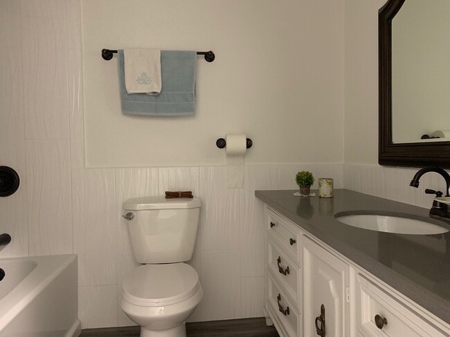 Building Photo - 611 E Del Mar Ave