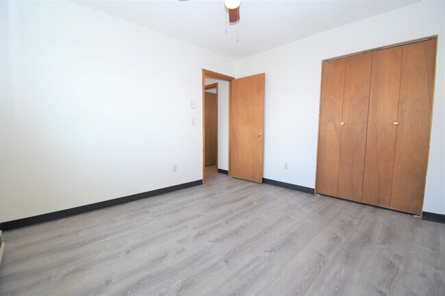 Building Photo - Great Location! Top Floor 2 bed 1 bath and detached garage!