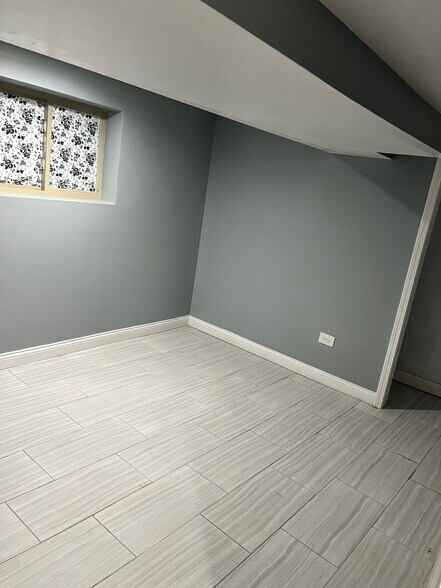 Building Photo - 6222 S Albany Ave