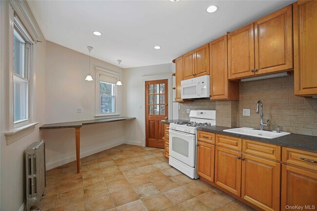 Building Photo - 206 New Broadway