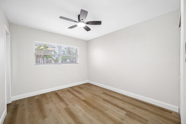 Building Photo - Renovated OVERSIZED 2 Bed/2 Bath at 140 Da...