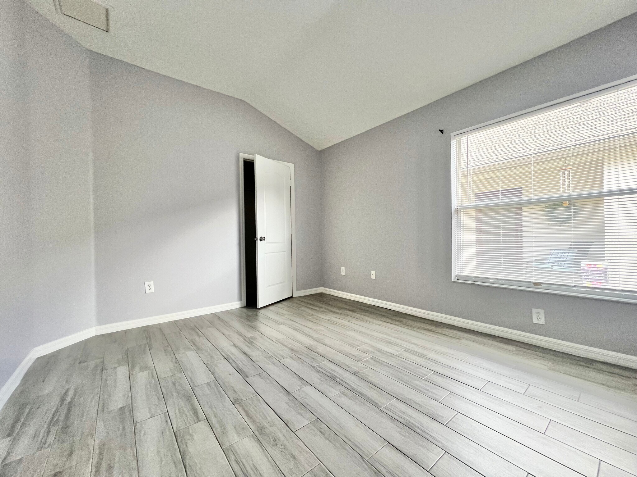 Building Photo - 1131 Zephyrhills Byp