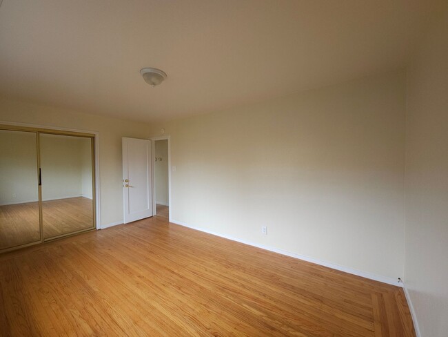 Building Photo - Large 5 bedroom 2 bath Split Level House w...