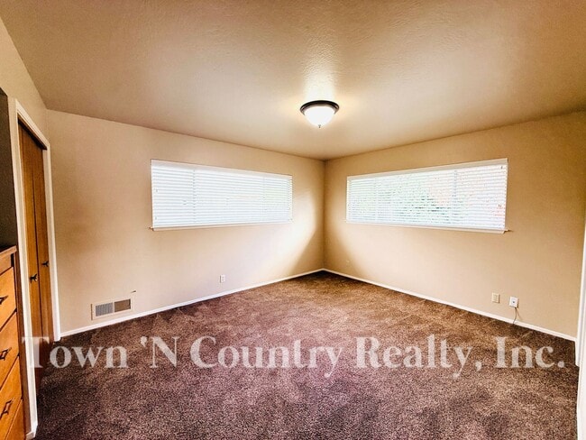 Building Photo - 3 Bedroom South Salinas Home!