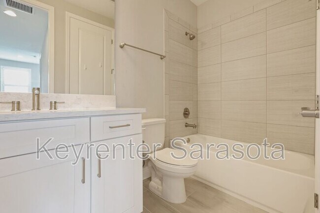 Building Photo - 6133 Lungo Lago Dr