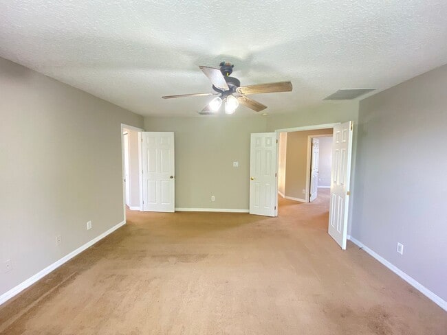 Building Photo - Spacious 4/3 Single Family Home!!