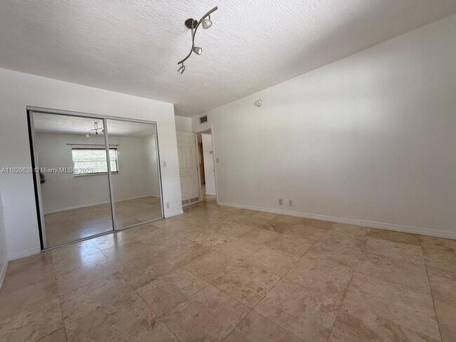 Building Photo - 530 NE 15th Ct
