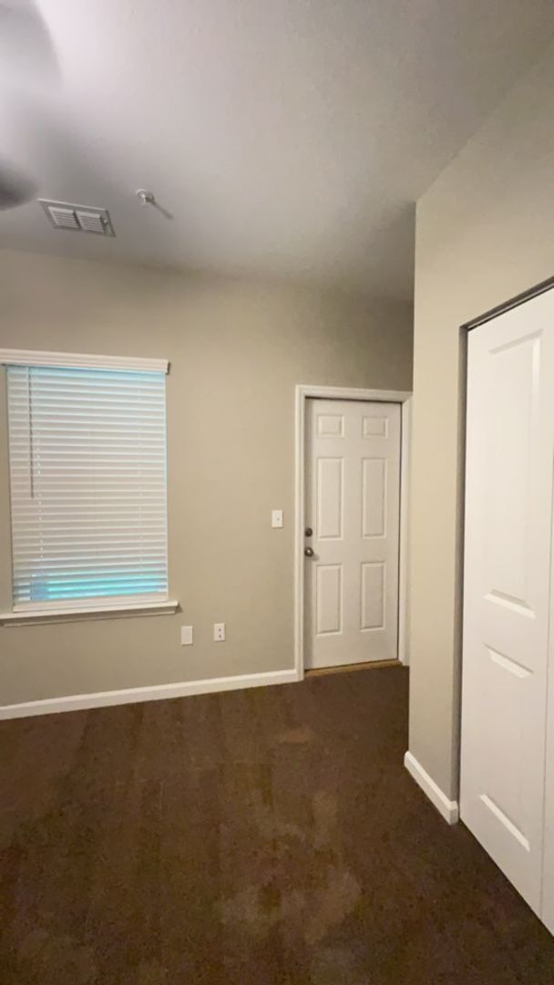 Building Photo - AVAILABLE NOW! 3/3 Condo convenient to FSU...