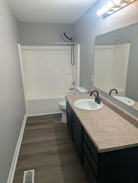 Master Bath includes Walk In Closet - 11531 Planewood Ct