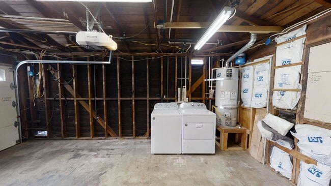 Building Photo - Renovated 3BD/1BA! Great Yard!